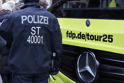 Halle (Saale), Sachsen-Anhalt, Deutschland, 16.01.2025: Marktplatz: FDP-Wahlkampftour: Ein Polizist sorgt bei der Wahlka-stock-foto