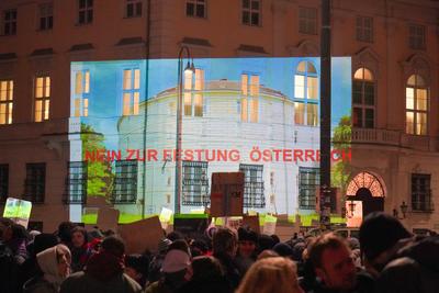 Wien, ?sterreich, Europa Donnerstagsdemo gegen FP?-Regierungsbeteiligung am 16. J?nner 2025 auf dem Ballhausplatz. Proje-stock-foto