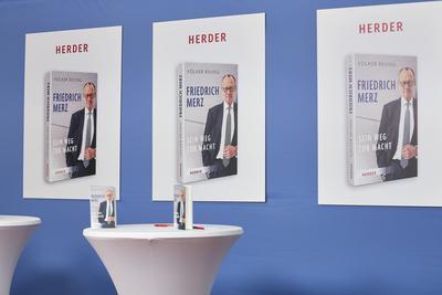 Berlin, Deutschland, 17.01.2025: Buchvorstellung von Volker Resings Friedrich Merz. Sein Weg zur Macht : Auf Tischen ist-stock-foto