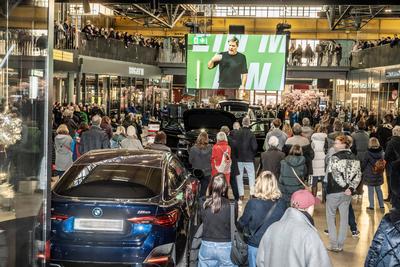 Robert Habeck, Kanzlerkandidat der GR?NEN, Wahlkundgebung in der Motorworld, Habecks Rede wird zus?tzlich auf Monitore au?erhalb des Saals gestreamt, M?nchen, 18. Januar 2025-stock-foto