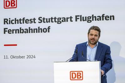 Richtfest am k?nftigen Fernbahnhof an Flughafen und Landesmesse. Der Rohbau des zentralen Zugangsgeb?udes ist fertig. Di-stock-photo