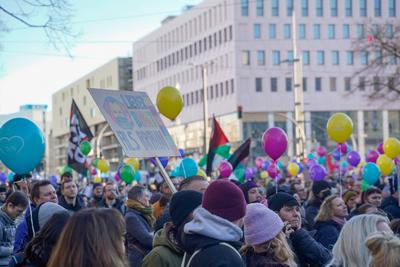Chemnitz - Zum Start des Kulturhauptstadt-Jahres: ?ber 1.000 Menschen stehen "Freie Sachsen"-Demo gegen?ber-stock-photo