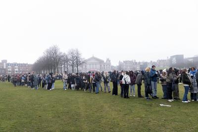 Amsterdam The Netherlands 18th January 2025 Long queues wend their way around the Museumplein whilst visitors queue for-stock-foto