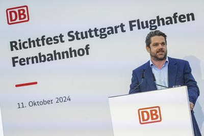 Richtfest am k?nftigen Fernbahnhof an Flughafen und Landesmesse. Der Rohbau des zentralen Zugangsgeb?udes ist fertig. Di-stock-photo