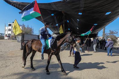 Relatives and loved ones of Abdurrahim Abu Holi, who has been imprisoned in Israeli prisons for 22 years, prepare the venue to welcome him in Deir Al Balah-stock-foto