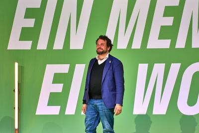 Munich, Bavaria, Germany - January 18, 2025: Andre Hermann, member of B?NDNIS 90/DIE GR?NEN Munich, speaks at the campai-stock-foto