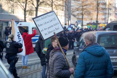Chemnitz - Zum Start des Kulturhauptstadt-Jahres: ?ber 1.000 Menschen stehen "Freie Sachsen"-Demo gegen?ber-stock-photo