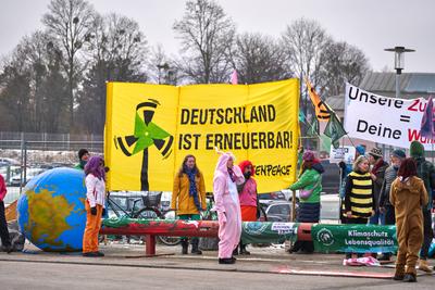 Munich, Bavaria, Germany - January 18, 2025: Greenpeace demonstration in front of Robert Habeck s election campaign even-stock-foto