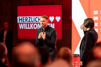 18.01.2025, L?beck, Deutschland, SPD Bundestagswahlkampf B?rgerbefragung mit Kanzler Olaf Scholz in Schleswig-Holstein-stock-foto