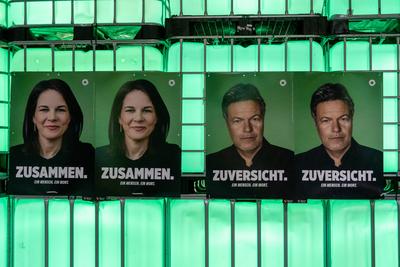 W?rzburg, Bavaria, Germany - January 17, 2025: Election posters of Annalena Baerbock and Robert Habeck with the slogans:-stock-foto
