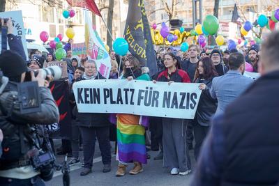 Chemnitz - Zum Start des Kulturhauptstadt-Jahres: ?ber 1.000 Menschen stehen "Freie Sachsen"-Demo gegen?ber-stock-photo