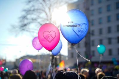 Chemnitz - Zum Start des Kulturhauptstadt-Jahres: ?ber 1.000 Menschen stehen "Freie Sachsen"-Demo gegen?ber-stock-photo