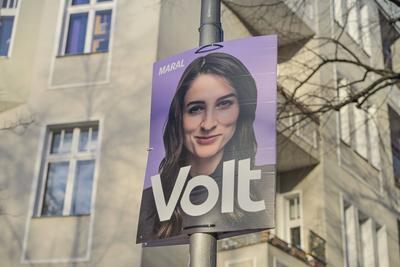 Maral Koohestanian, Spitzenkandidation VOLT, Wahlplakat zur Bundestagswahl am 23.02.2025, Berlin, Deutschland-stock-foto