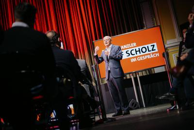 Olaf Scholz (SPD), Bundeskanzler aufgenommen im Rahmen eines B???ºrgerdialogs der SPD in Halle (Saale), 17.01.2025. Hal-stock-photo