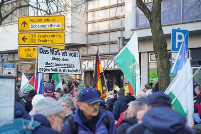 Chemnitz - Zum Start des Kulturhauptstadt-Jahres: ?ber 1.000 Menschen stehen "Freie Sachsen"-Demo gegen?ber-stock-photo
