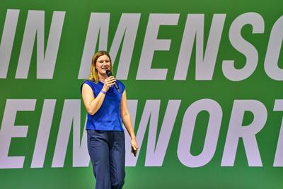 Munich, Bavaria, Germany - January 18, 2025: Svenja Jarchow, Chairwoman of the Munich Green Party, speaks passionately a-stock-foto