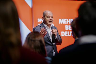 Olaf Scholz (SPD), Bundeskanzler aufgenommen im Rahmen eines B???ºrgerdialogs der SPD in Halle (Saale), 17.01.2025. Hal-stock-photo