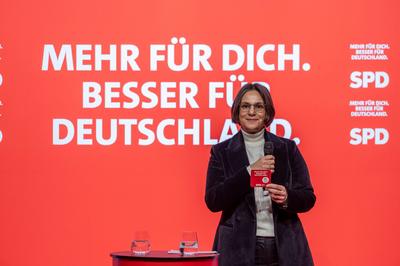 18.01.2025, L?beck, Deutschland, SPD Bundestagswahlkampf B?rgerbefragung mit Kanzler Olaf Scholz in Schleswig-Holstein-stock-foto