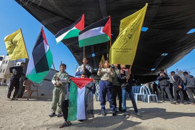 Relatives and loved ones of Abdurrahim Abu Holi, who has been imprisoned in Israeli prisons for 22 years, prepare the venue to welcome him in Deir Al Balah-stock-foto