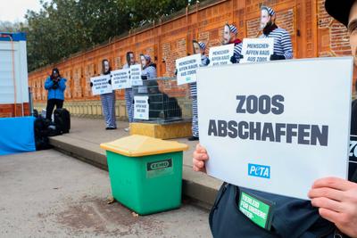 Aktivisten demonstrieren vor der Stuttgarter Wilhelma-stock-foto