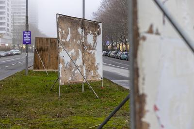 Plakataufsteller ohne Wahlplakate zum 21. Bundestag auf der Leipziger Strasse in Berlin.-stock-photo