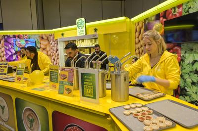 Like Home, Hummus und andere vegetarische Spezialit?ten aus Berlin Reinickendorf, Stand, Internationale Gr?ne Woche IGW 2025, Messe, Charlottenburg, Berlin, Deutschland-stock-photo