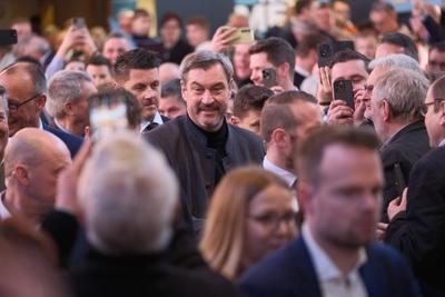 Wei?wurstessen Merz und S?der-stock-foto