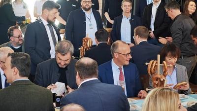 Wei?wurstessen Merz und S?der-stock-foto