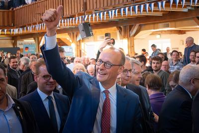 Bundestagswahlkampf - Wei?wurstfr?hst?ck im Sauerl?ndischen Brilon mit den Vorsitzenden von CDU und CSU - Friedrich Merz, CDU-Parteivorsitzender und Kanzlerkandidat-stock-foto