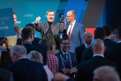Bundestagswahlkampf - Wei?wurstfr?hst?ck im Sauerl?ndischen Brilon mit den Vorsitzenden von CDU und CSU - Friedrich Merz, CDU-Parteivorsitzender und Kanzlerkandidat, und Markus S?der, CSU-Parteivorsitzender und Ministerpr?sident von Bayern-stock-photo