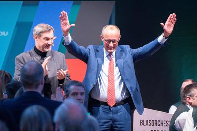 Bundestagswahlkampf - Wei?wurstfr?hst?ck im Sauerl?ndischen Brilon mit den Vorsitzenden von CDU und CSU - Friedrich Merz, CDU-Parteivorsitzender und Kanzlerkandidat (rechts), und Markus S?der, CSU-Parteivorsitzender und Ministerpr?sident von Bayern-stock-photo