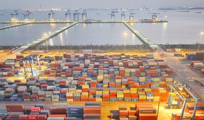 NANTONG, CHINA - JANUARY 07: Aerial view of shipping containers sitting stacked at Tonghai Container Terminal of Nantong-stock-foto