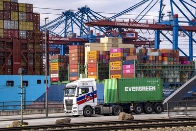 Hamburger Hafen, Waltershofer Hafen, Containerschiffe, LKW bringen und holen Frachtcontainer vom und zum HHLA Container-stock-foto