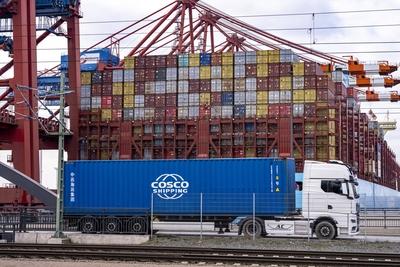 Hamburger Hafen, Waltershofer Hafen, Containerschiffe, LKW bringen und holen Frachtcontainer vom und zum HHLA Container-stock-foto