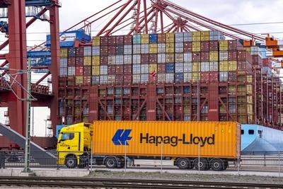 Hamburger Hafen, Waltershofer Hafen, Containerschiffe, LKW bringen und holen Frachtcontainer vom und zum HHLA Container-stock-foto
