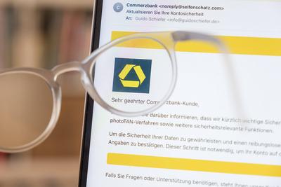 Betr?gerische Phishing email auf einem Laptop, die eine angebliche Aktivit?t bei einem Konto der Commerzbank  meldet *** Fraudulent phishing email on a laptop reporting alleged activity on a Commerzbank account-stock-foto