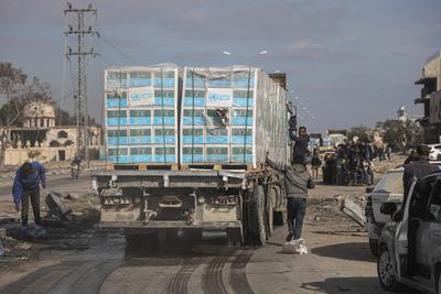 Trucks loaded with food and humanitarian aid enter the Gaza Strip through the Kerem Shalom crossing, on Salah al-Din Road in Rafah, southern Gaza Strip-stock-foto