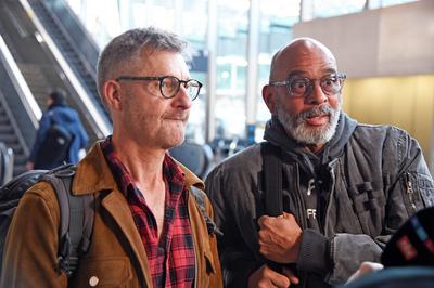 Pierre Sanoussi-Bliss mit seinem besten Freund Paul Gilling - Abflug der Kandidaten der RTL-TV-Show ICH BIN EIN STAR HOL-stock-foto