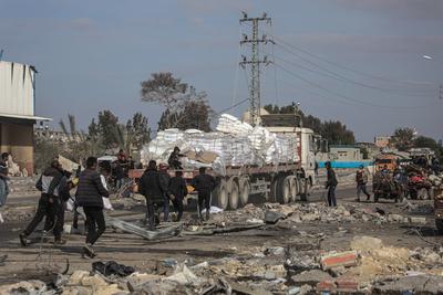 Trucks loaded with food and humanitarian aid enter the Gaza Strip through the Kerem Shalom crossing, on Salah al-Din Road in Rafah, southern Gaza Strip-stock-foto