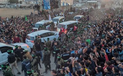 Palestinians gather near the site of the handover of the Israeli hostages to the International Committee of the Red Cross (ICRC) during the hostage-prisoner exchange operation in Saraya Square in western Gaza-stock-photo