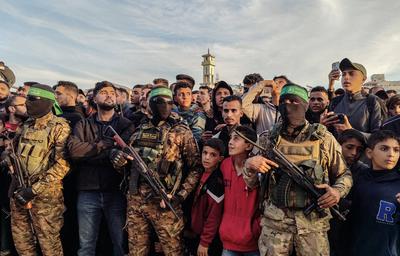 Palestinians gather near the site of the handover of the Israeli hostages to the International Committee of the Red Cross (ICRC) during the hostage-prisoner exchange operation in Saraya Square in western Gaza-stock-photo
