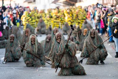 Narrenfiguren ?Bauzemeck? der Narrenzunft Ostrach nehmen beim Narrentreffen in Herrenzimmern (Gemeinde B?singen) teil. H-stock-foto