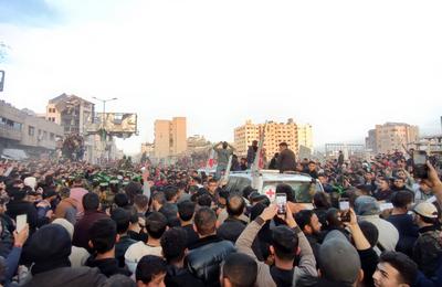 Palestinians gather near the site of the handover of the Israeli hostages to the International Committee of the Red Cross (ICRC) during the hostage-prisoner exchange operation in Saraya Square in western Gaza-stock-photo