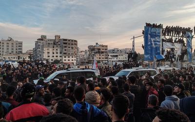 Palestinians gather near the site of the handover of the Israeli hostages to the International Committee of the Red Cross (ICRC) during the hostage-prisoner exchange operation in Saraya Square in western Gaza-stock-photo