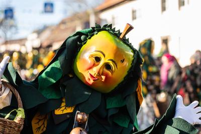 Narrenfiguren ?Holz?pfel? der Narrenzunft Dunningen nehmen beim Narrentreffen in Herrenzimmern (Gemeinde B?singen) teil.-stock-foto