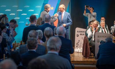 Bundestagswahlkampf - Wei?wurstfr?hst?ck im Sauerl?ndischen Brilon mit den Vorsitzenden von CDU und CSU - Friedrich Merz, CDU-Parteivorsitzender und Kanzlerkandidat, und Markus S?der, CSU-Parteivorsitzender und Ministerpr?sident von Bayern-stock-photo