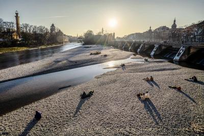 M?nchner genie?en den sonnigen Wintertag an der Isar, M?nchen, 19. Januar 2025-stock-foto