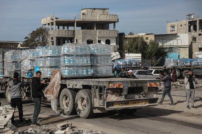 Trucks loaded with food and humanitarian aid enter the Gaza Strip through the Kerem Shalom crossing, on Salah al-Din Road in Rafah, southern Gaza Strip-stock-foto