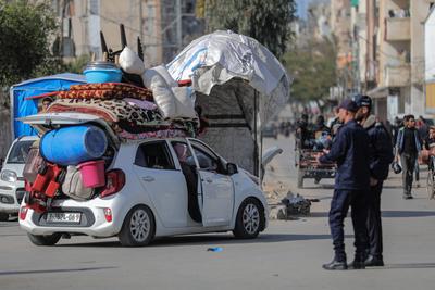 Displaced Palestinians, taking refuge in Bureij Refugee Camp, start to return their houses after the announcement of ceasefire and hostage-prisoner swap deal between Hamas and Israel in Gaza-stock-foto