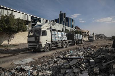 Trucks loaded with food and humanitarian aid enter the Gaza Strip through the Kerem Shalom crossing, on Salah al-Din Road in Rafah, southern Gaza Strip-stock-foto